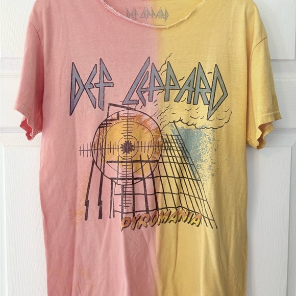 Def Leppard Pink and Yellow Graphic T-Shirt vintage pyromania size S/M relaxed - Picture 1 of 7